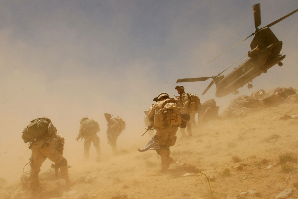 Militaires en opération dans un environnement désertique